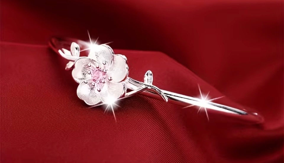 Stainless Steel bangle-cuff with white flower