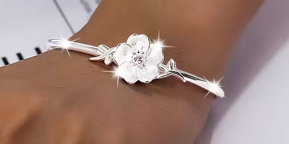 Stainless Steel bangle-cuff with white flower