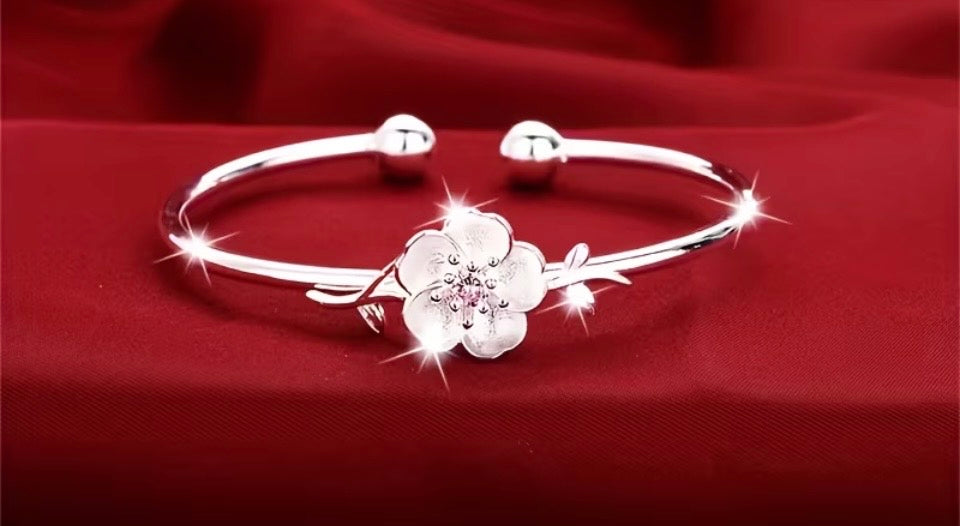 Stainless Steel bangle-cuff with white flower